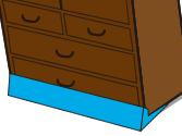 家具の下に設置することで家具の重心が後に移り倒れにくくする家具転倒防止板。	